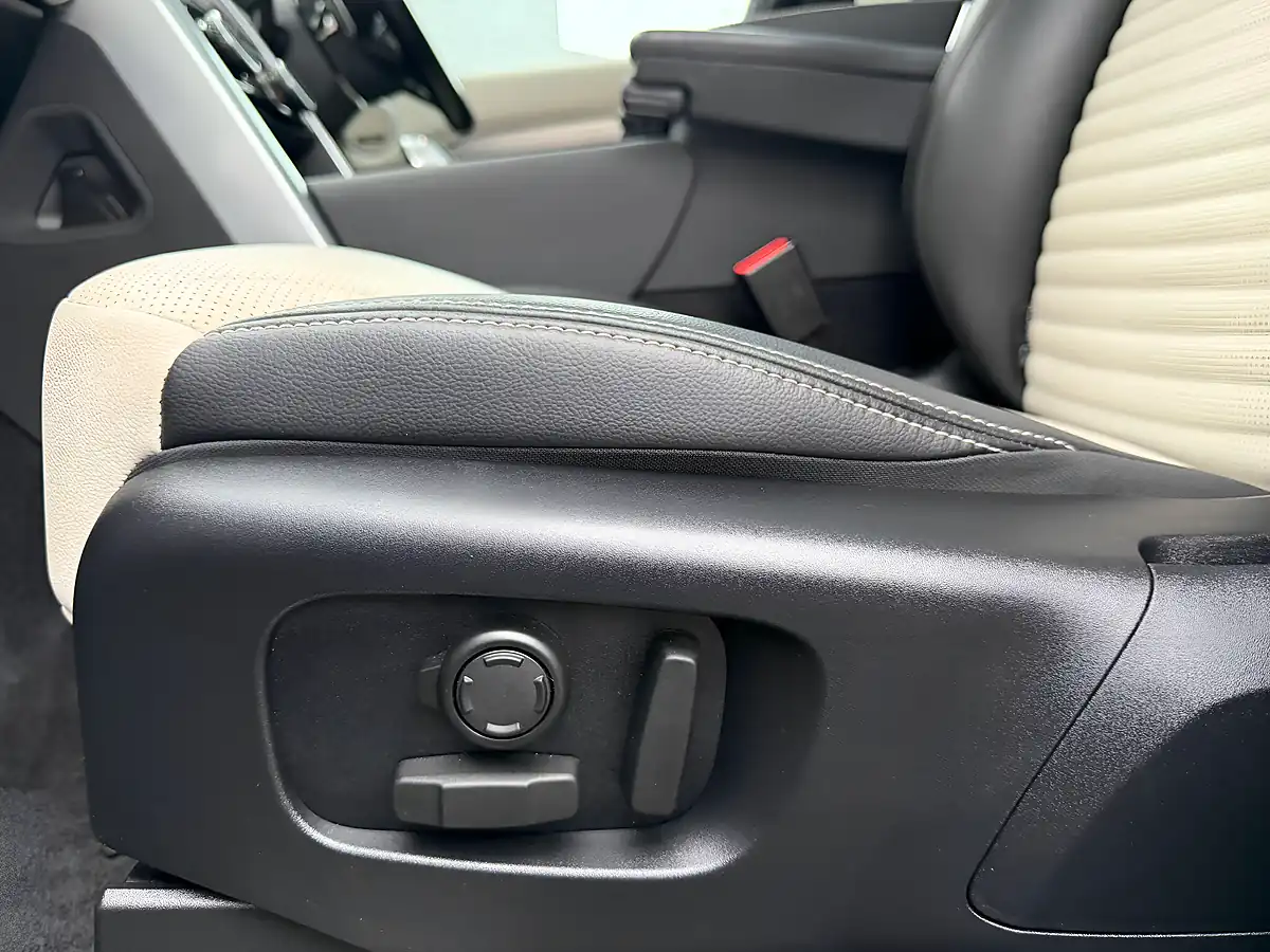 Used 2023 Land Rover Discovery R-Dynamic Se Lantau Bronze - Interior and Exterior details 15