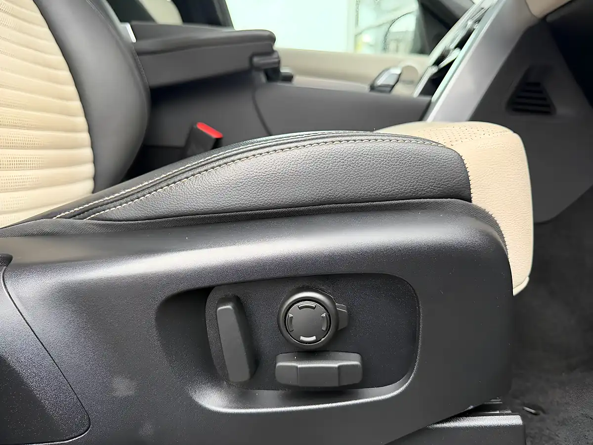 Used 2023 Land Rover Discovery R-Dynamic Se Lantau Bronze - Interior and Exterior details 17