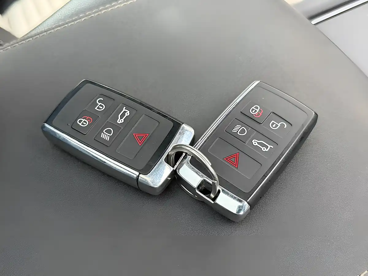 Used 2023 Land Rover Discovery R-Dynamic Se Lantau Bronze - Interior and Exterior details 19