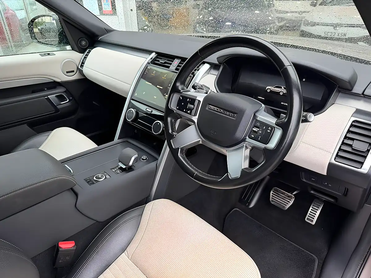 Used 2023 Land Rover Discovery R-Dynamic Se Lantau Bronze - Interior and Exterior details 4