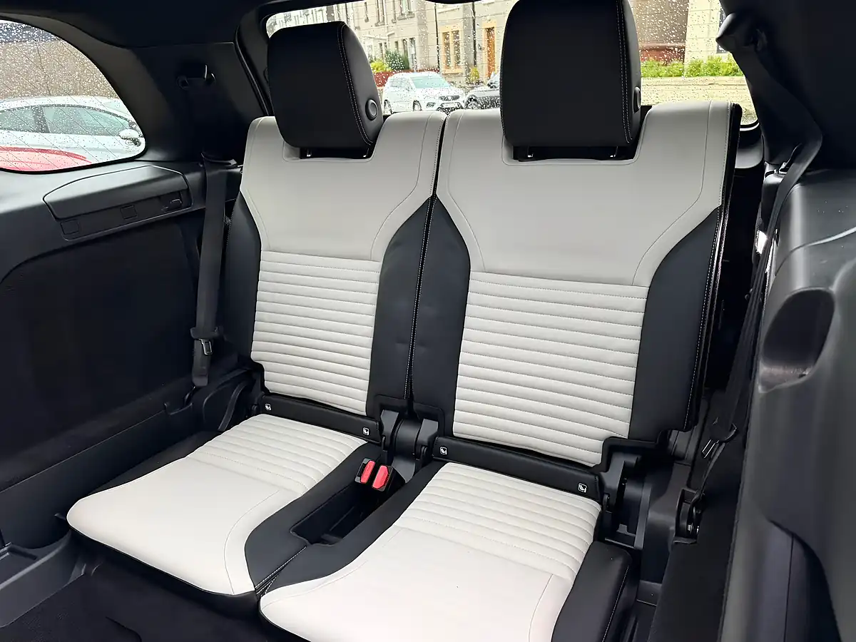Used 2023 Land Rover Discovery R-Dynamic Se Lantau Bronze - Interior and Exterior details 9