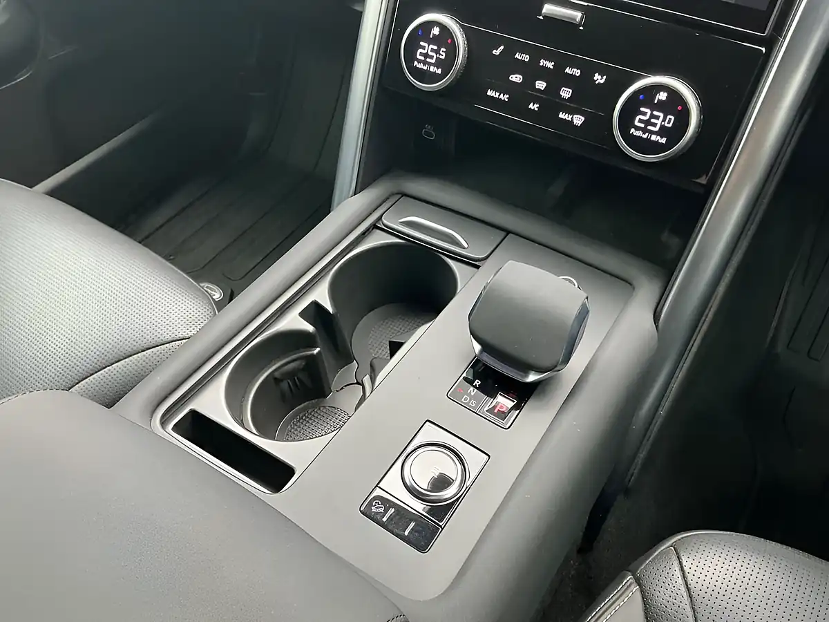 Used 2023 Land Rover Discovery Se Silver - Interior and Exterior details 16