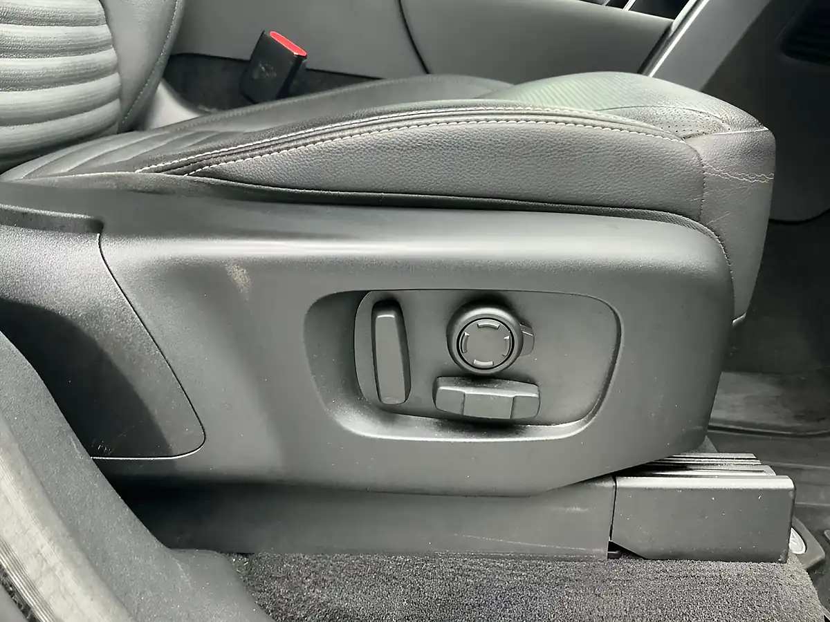 Used 2023 Land Rover Discovery Se Silver - Interior and Exterior details 19