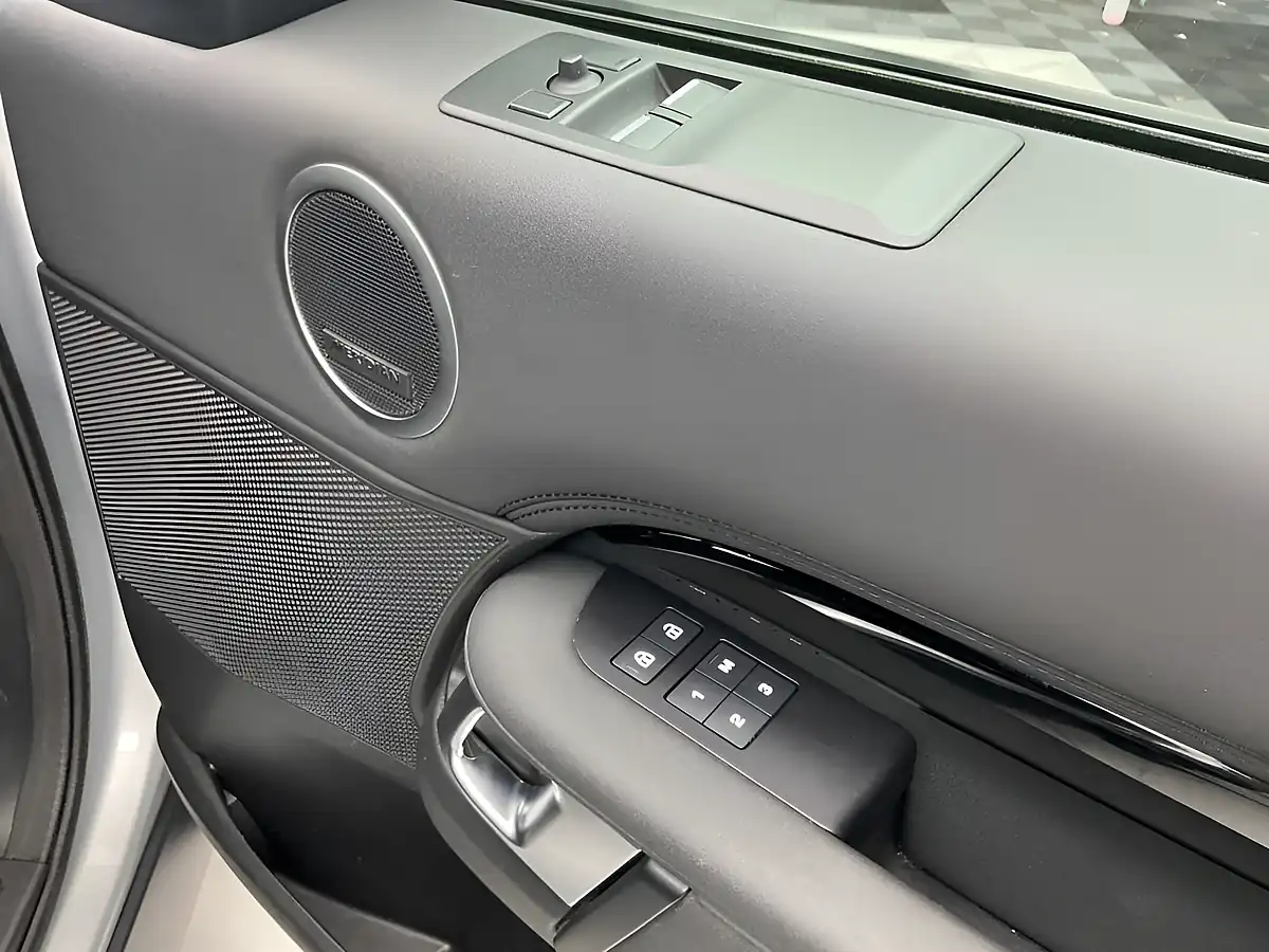 Used 2023 Land Rover Discovery Se Silver - Interior and Exterior details 20