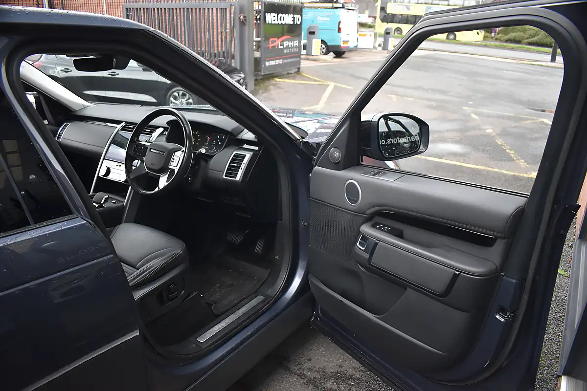 Used 2023 Land Rover Discovery Se Varesine Blue - Interior and Exterior details 12