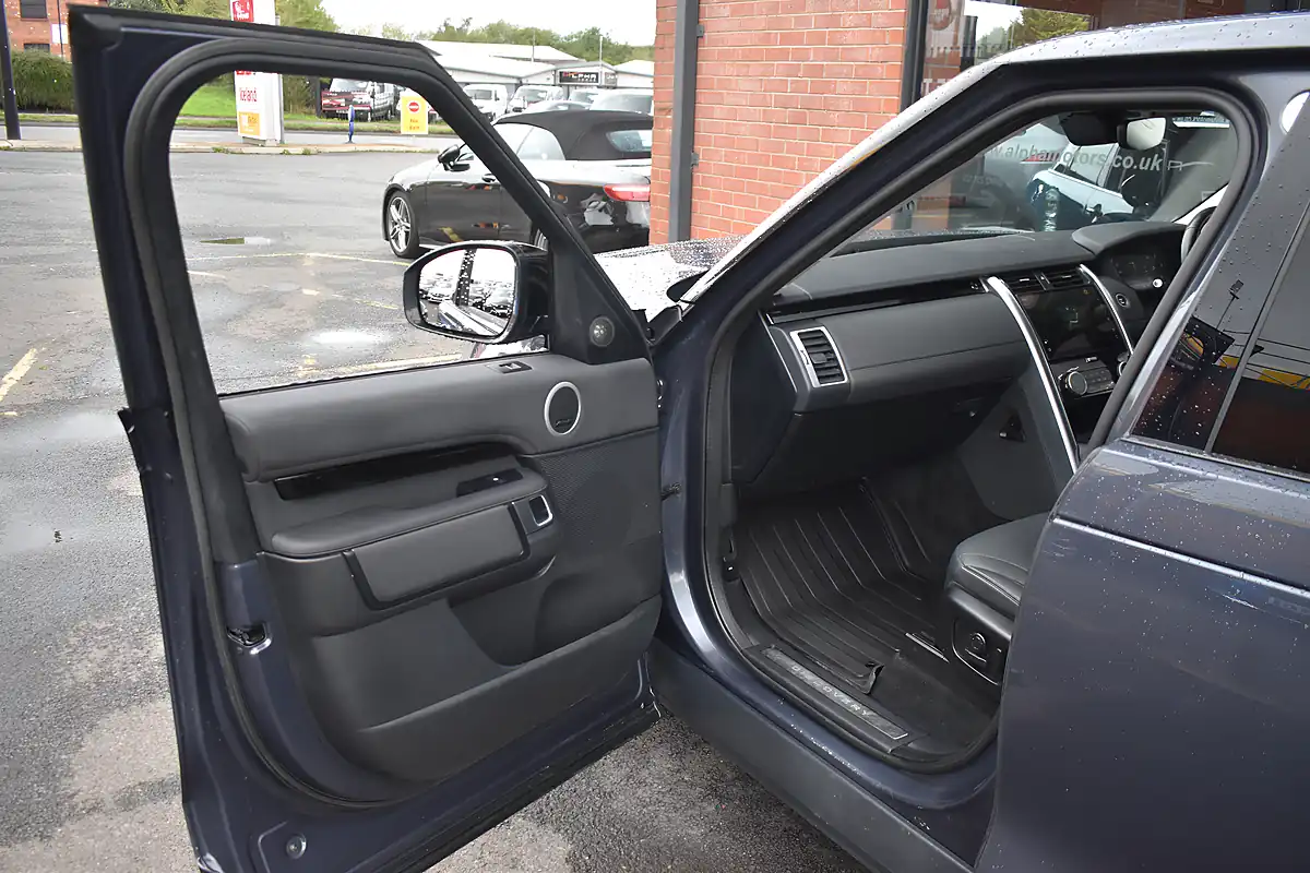 Used 2023 Land Rover Discovery Se Varesine Blue - Interior and Exterior details 15