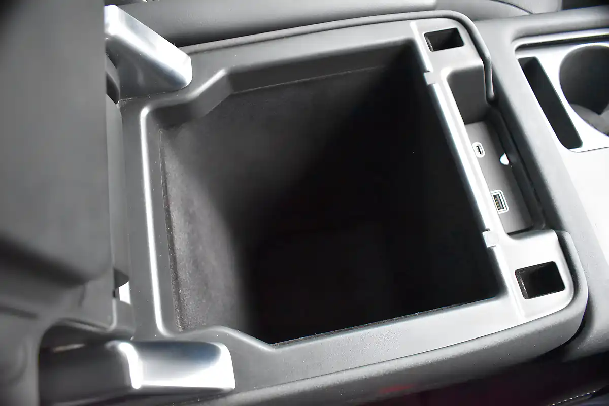 Used 2023 Land Rover Discovery Se Varesine Blue - Interior and Exterior details 19