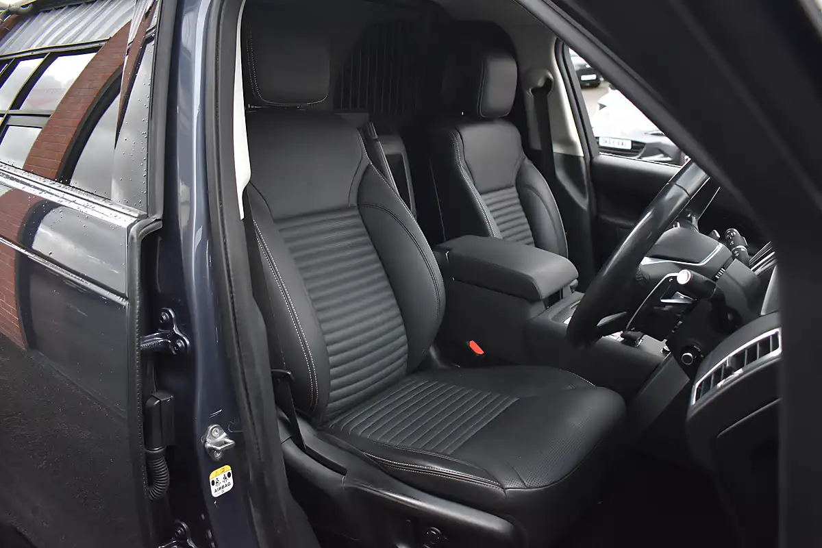 Used 2023 Land Rover Discovery Se Varesine Blue - Interior and Exterior details 7