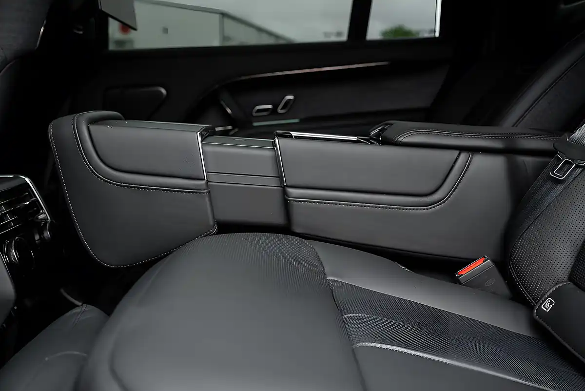 Used 2023 Land Rover Range Rover Sv Long Wheelbase Santorini Black Metallic - Interior and Exterior details 13