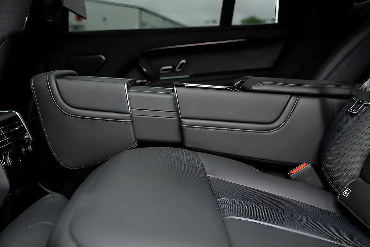 Used 2023 Land Rover Range Rover Sv Lwb Santorini Black Metallic - Interior and Exterior details 13