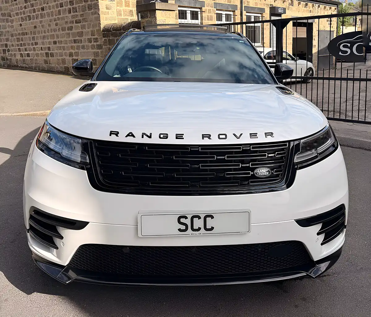 Used 2023 Land Rover Range Rover Velar Dynamic Hse Ostuni Pearl White - Interior and Exterior details 4