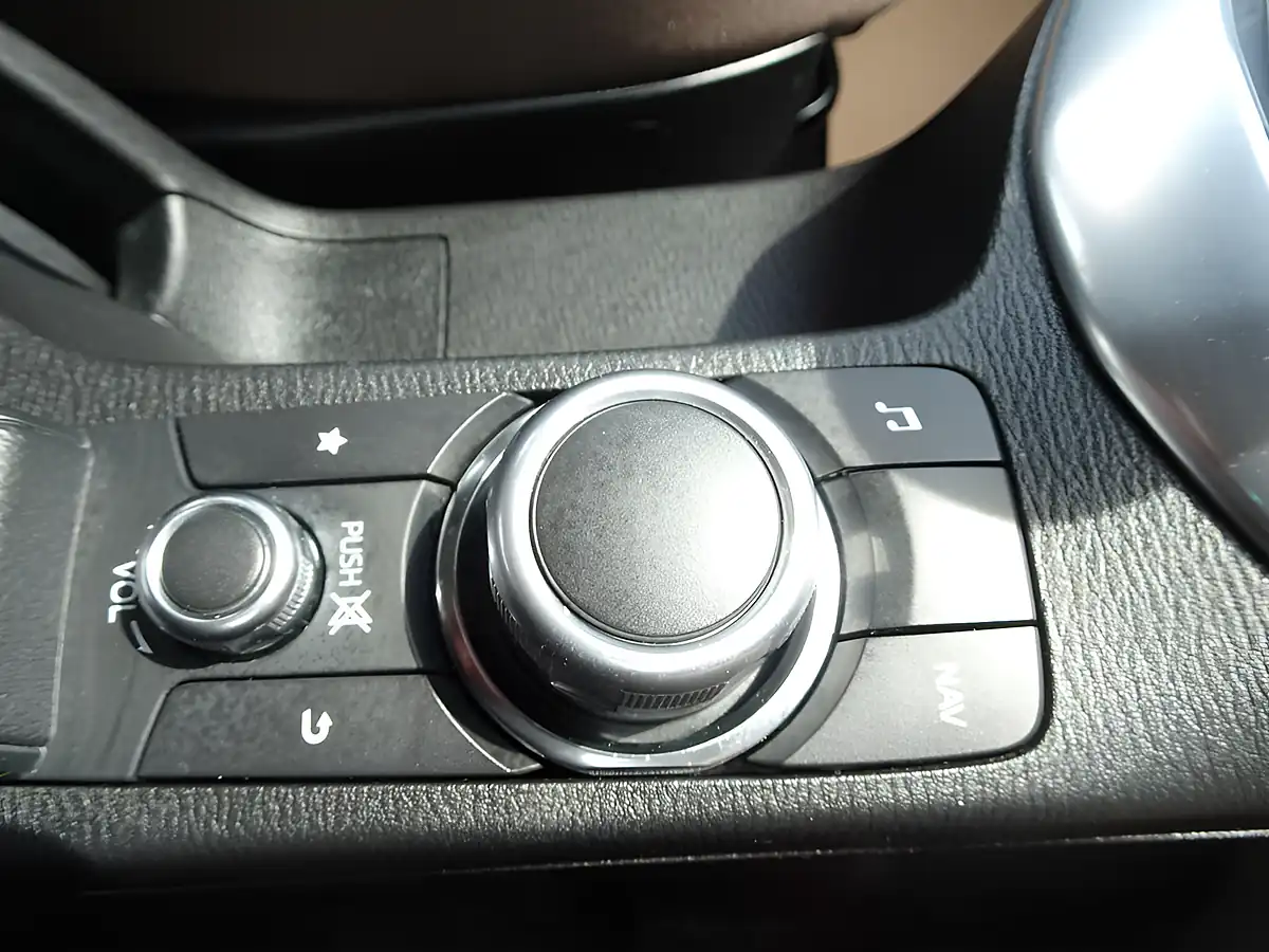 Used 2023 Mazda Mazda2 Se-L Sonic Silver - Interior and Exterior details 4