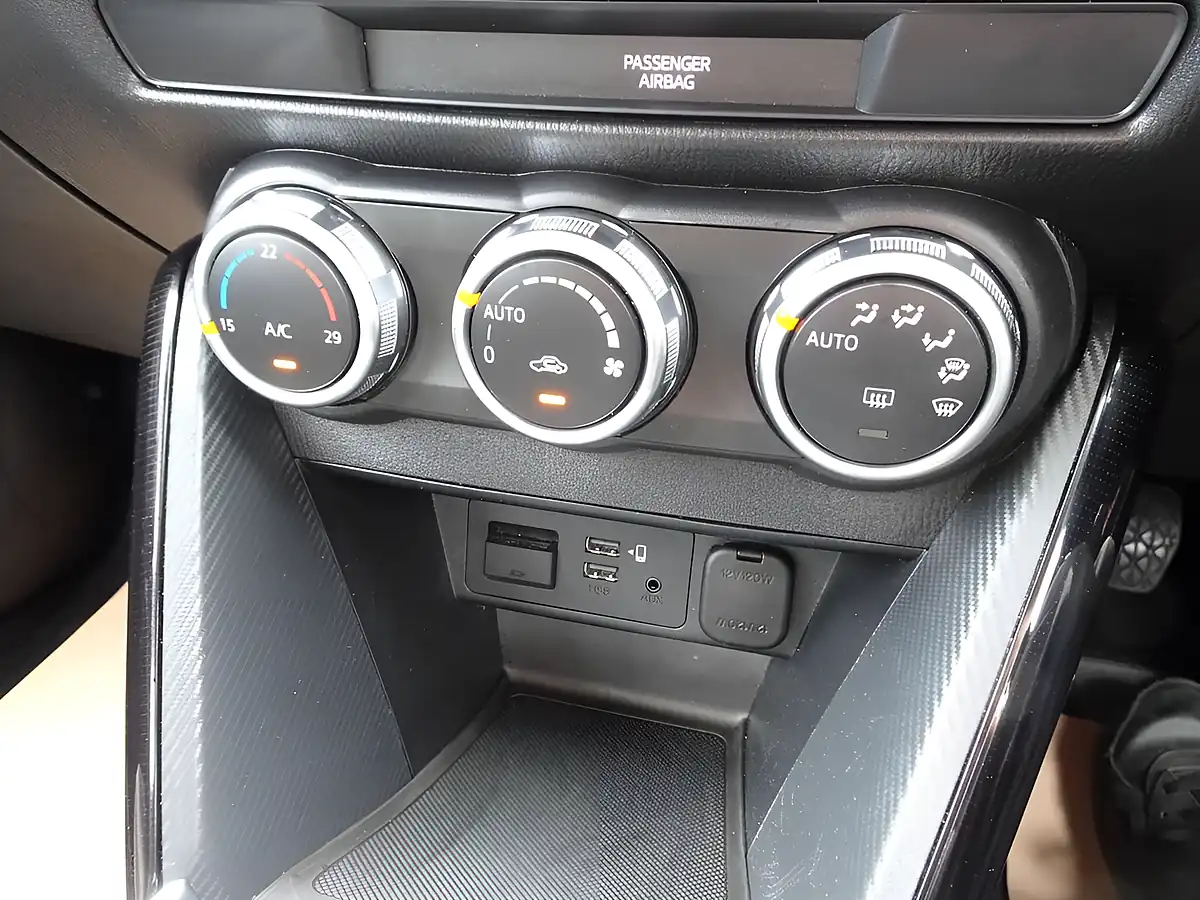 Used 2023 Mazda Mazda2 Se-L Sonic Silver - Interior and Exterior details 8