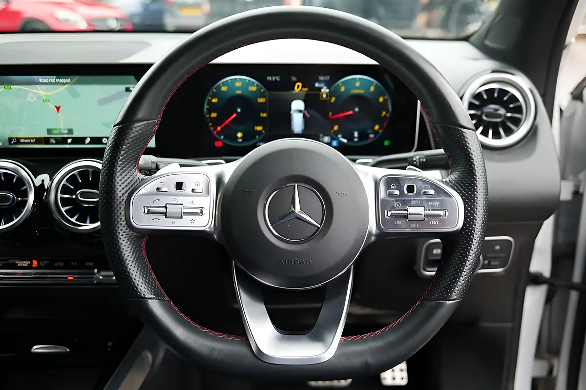 Used 2023 Mercedes-Benz Glb AMG Line (executive) Digital White - Interior and Exterior details 4