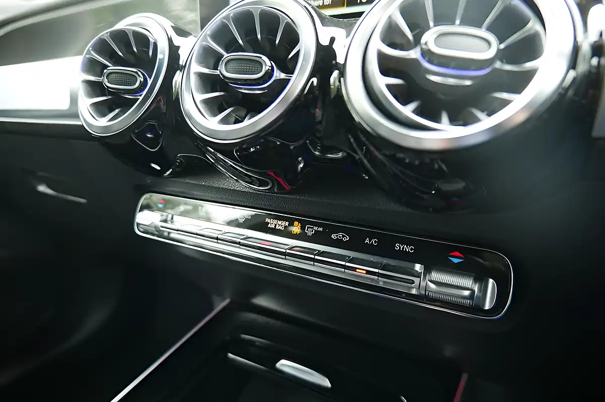 Used 2023 Mercedes-Benz Glb AMG Line (executive) Digital White - Interior and Exterior details 7