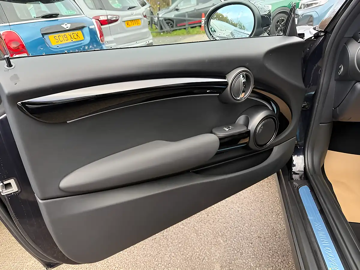 Used 2023 MINI Electric Hatch Cooper Se Level 3 Black - Interior and Exterior details 18