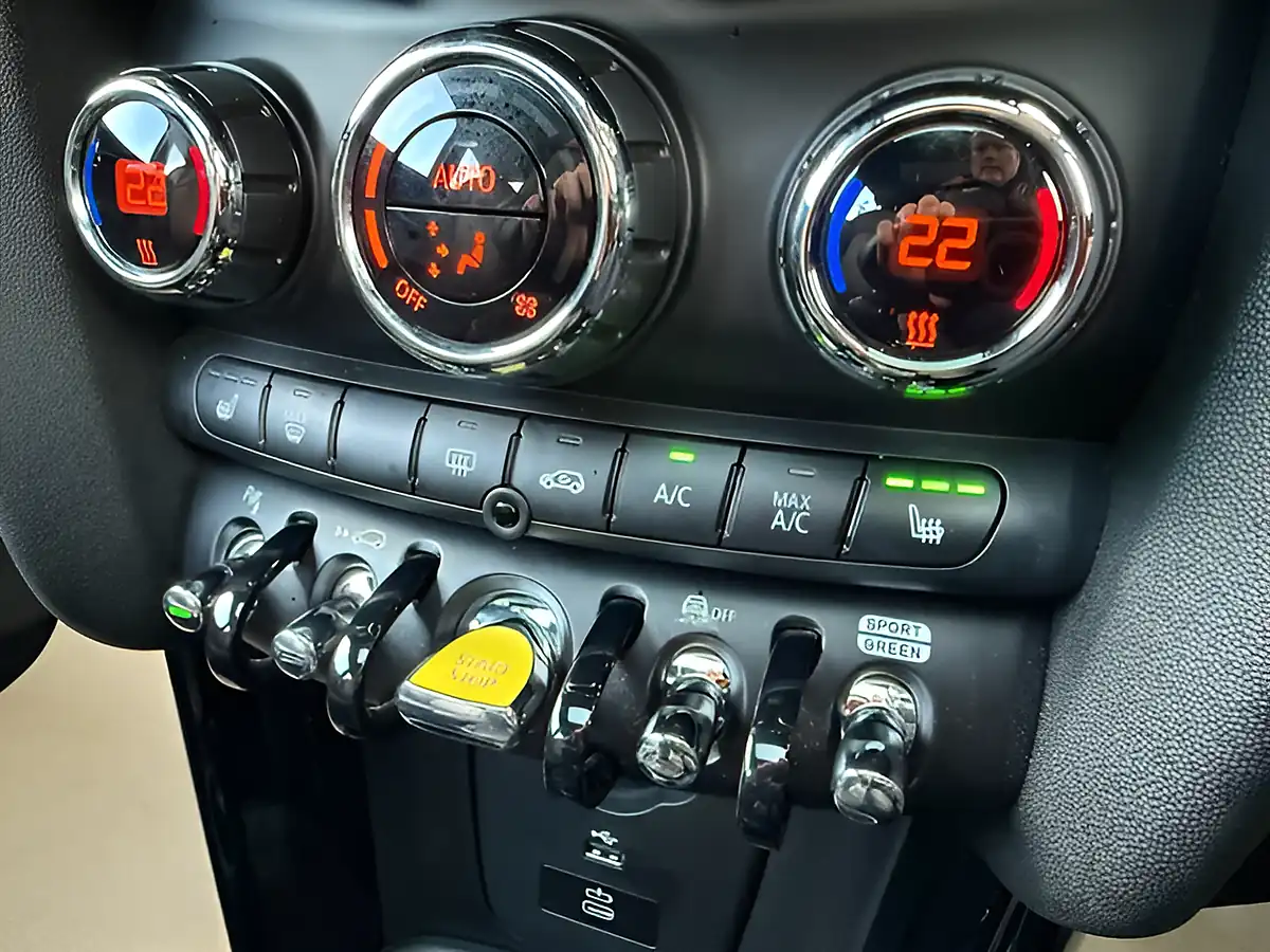 Used 2023 MINI Electric Hatch Cooper Se Level 3 Black - Interior and Exterior details 5