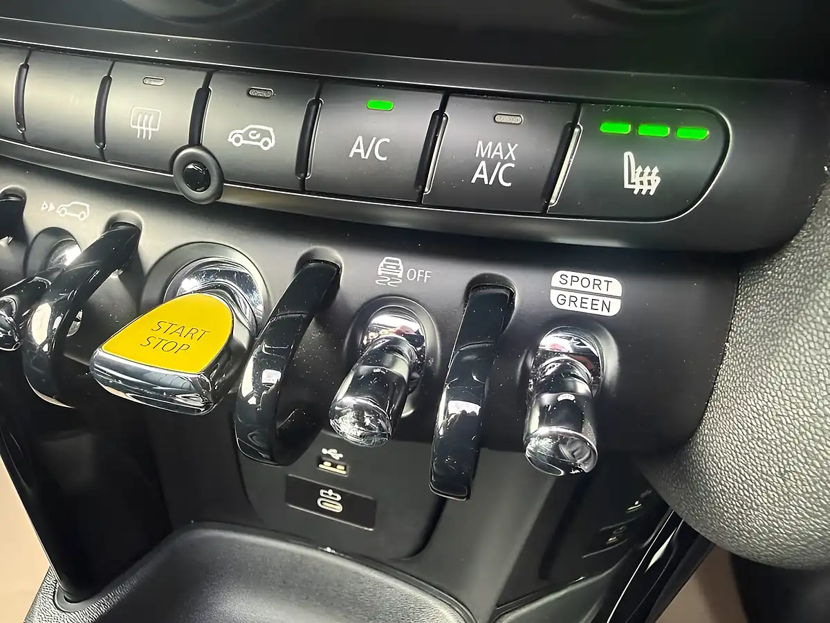Used 2023 MINI Electric Hatch Cooper Se Level 3 Black - Interior and Exterior details 6