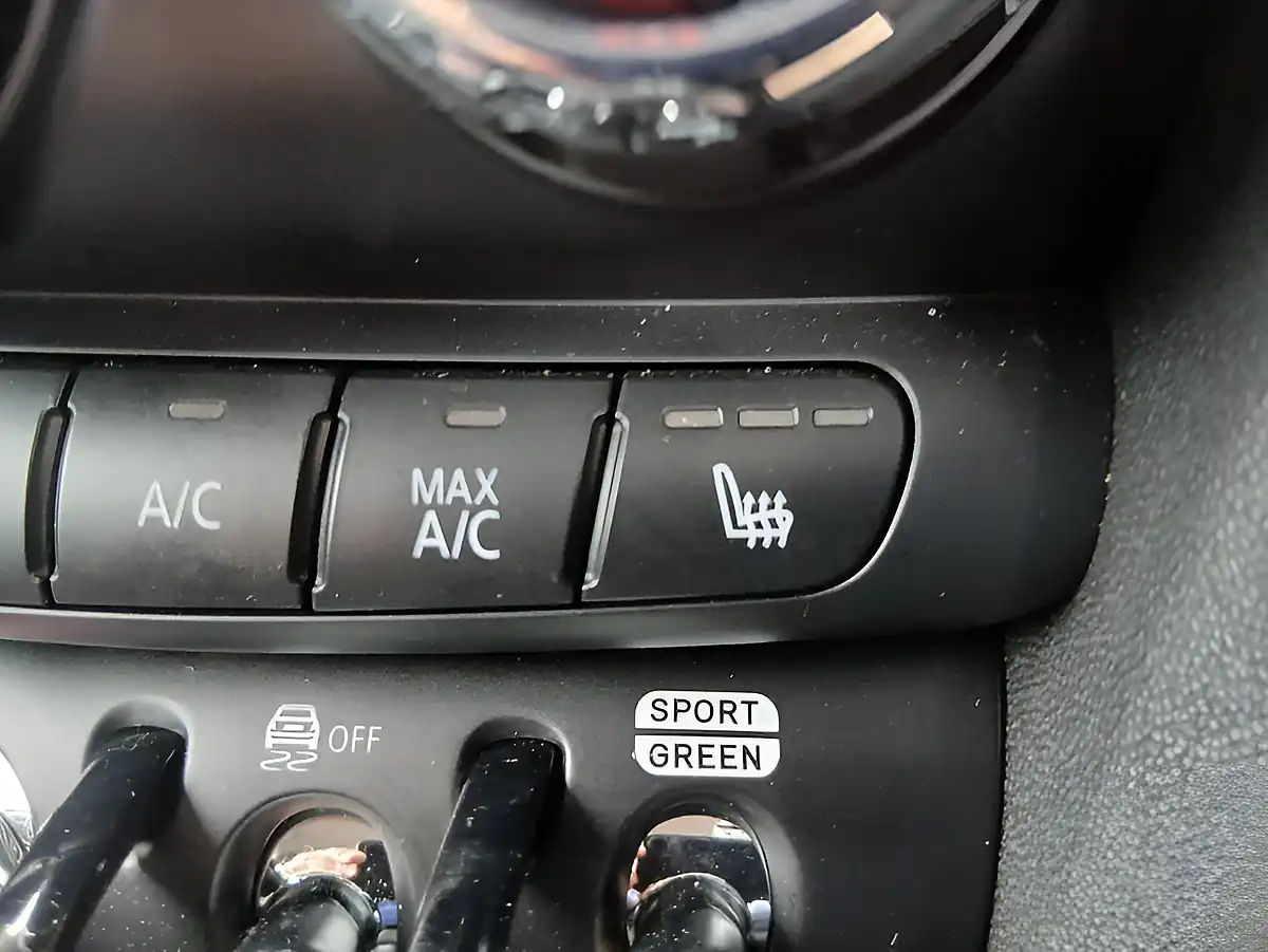 Used 2023 MINI Hatch Classic British Racing Green - Interior and Exterior details 12