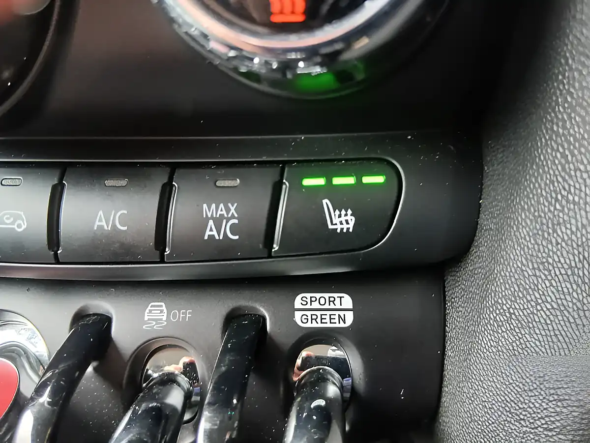 Used 2023 MINI Hatch Classic British Racing Green - Interior and Exterior details 18