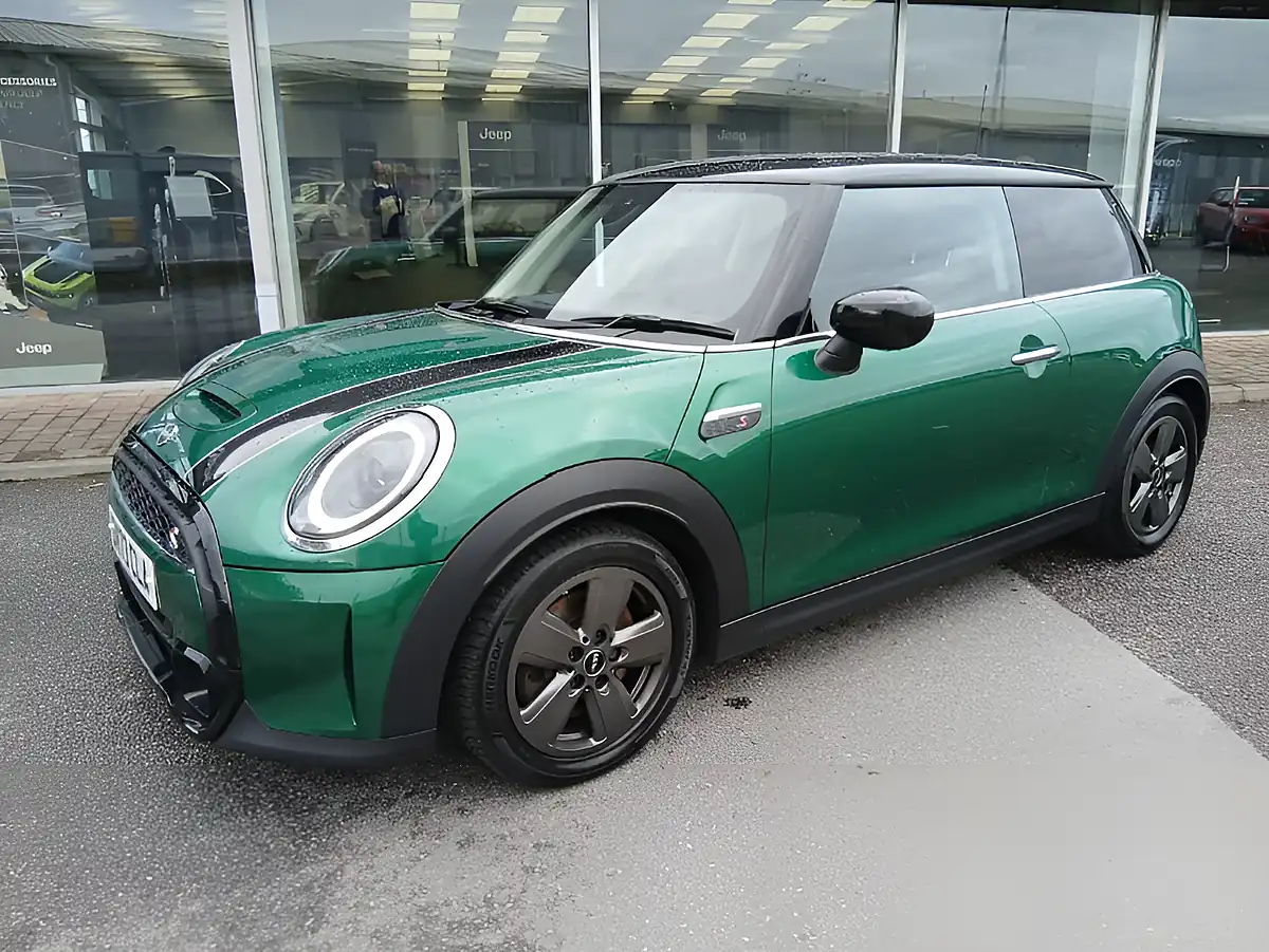 Used 2023 MINI Hatch Classic British Racing Green - Interior and Exterior details 3