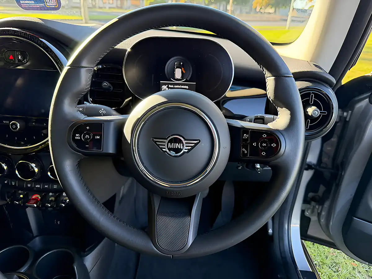 Used 2023 MINI Hatch Cooper Classic Silver - Interior and Exterior details 7