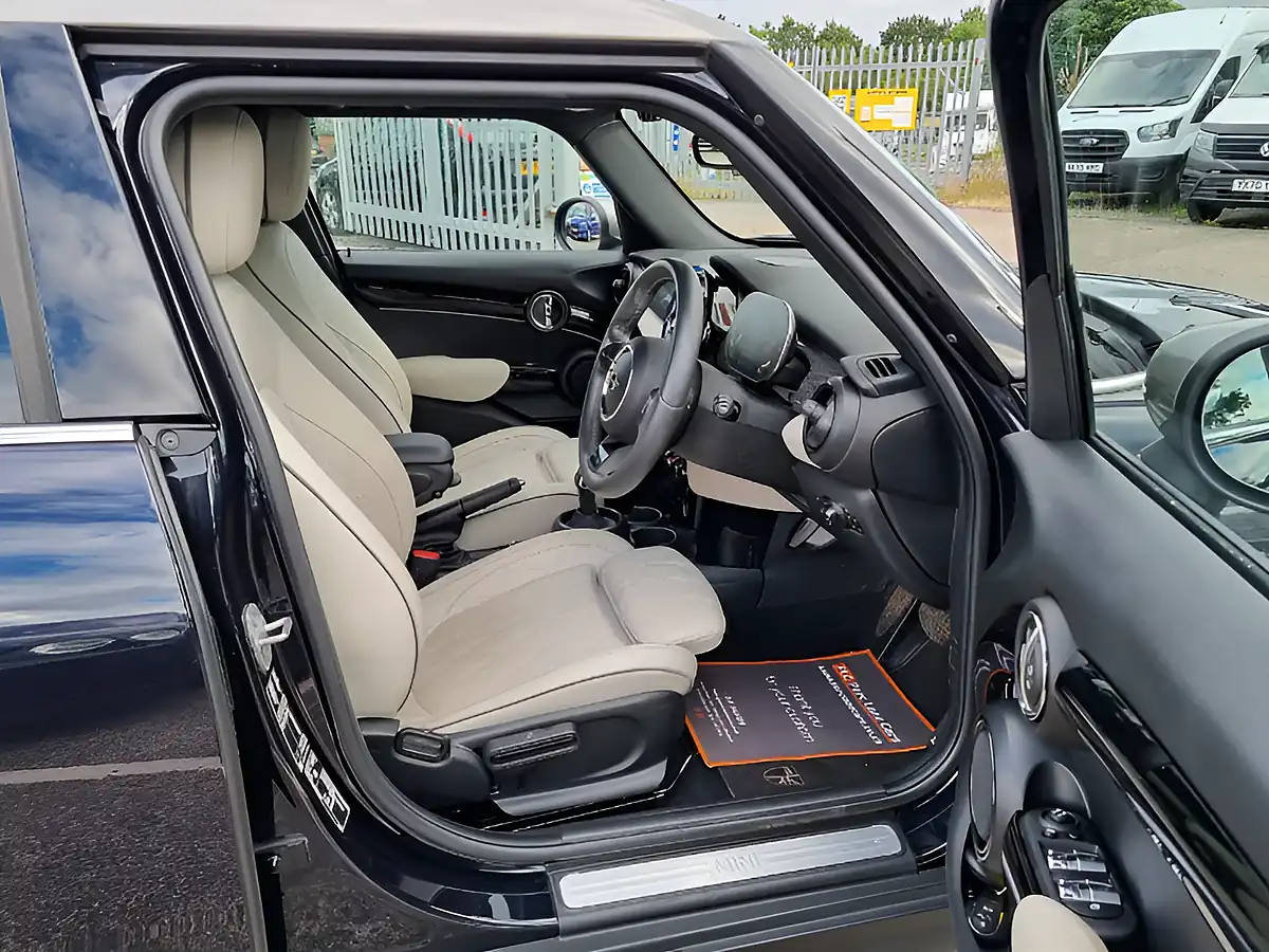 Used 2023 MINI Hatch Exclusive Carbon Black - Interior and Exterior details 13
