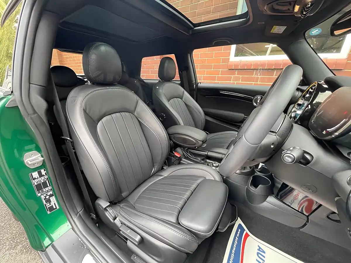 Used 2023 MINI Hatch Exclusive Green - Interior and Exterior details 3
