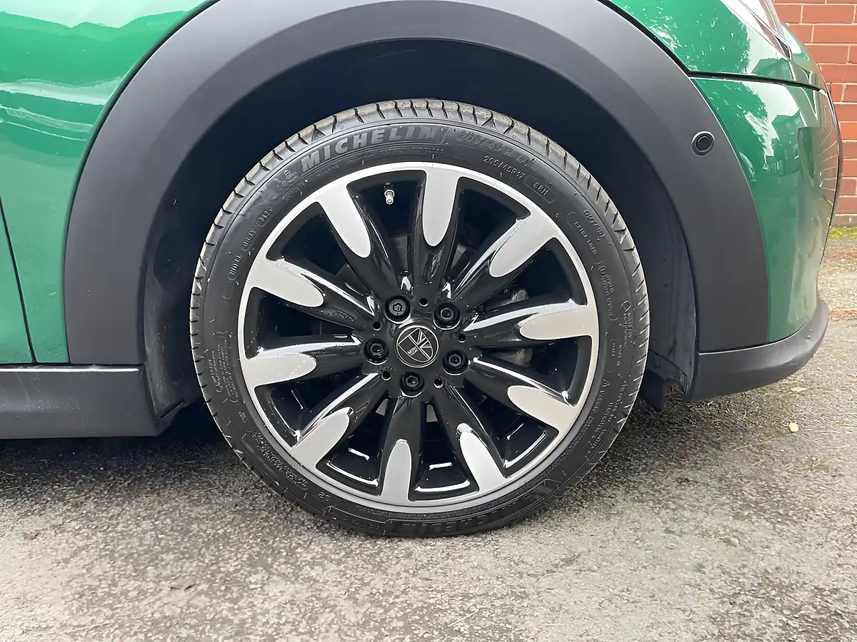 Used 2023 MINI Hatch Exclusive Green - Interior and Exterior details 5
