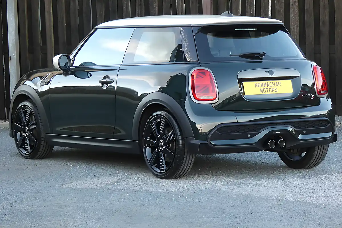 Used 2023 MINI Hatch Resolute Edition Rebel Green - Interior and Exterior details 4