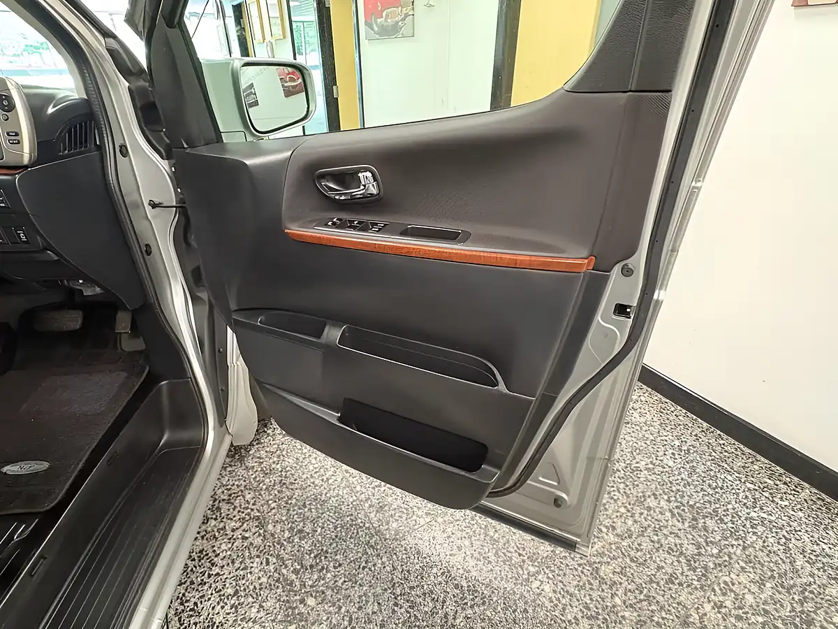 Used 2023 Nissan Elgrand Highwat Star Silver - Interior and Exterior details 14