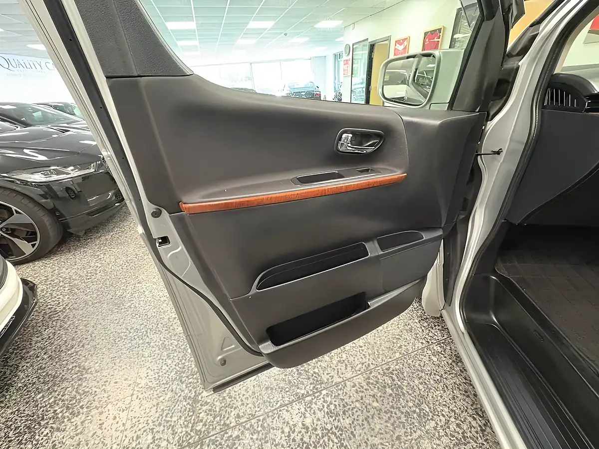 Used 2023 Nissan Elgrand Highwat Star Silver - Interior and Exterior details 17