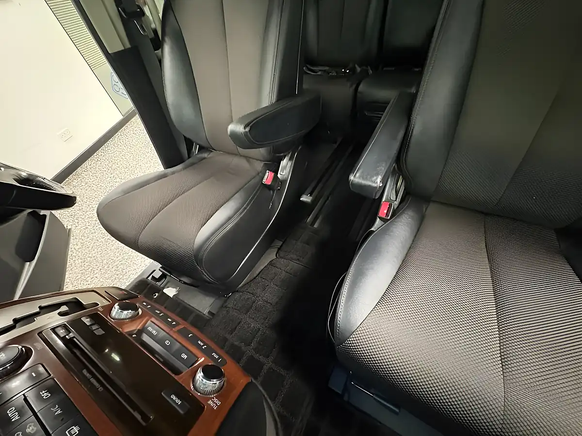 Used 2023 Nissan Elgrand Highwat Star Silver - Interior and Exterior details 19