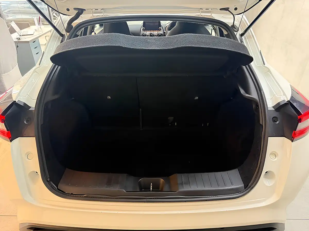 Used 2023 Nissan Juke Acenta White - Interior and Exterior details 15