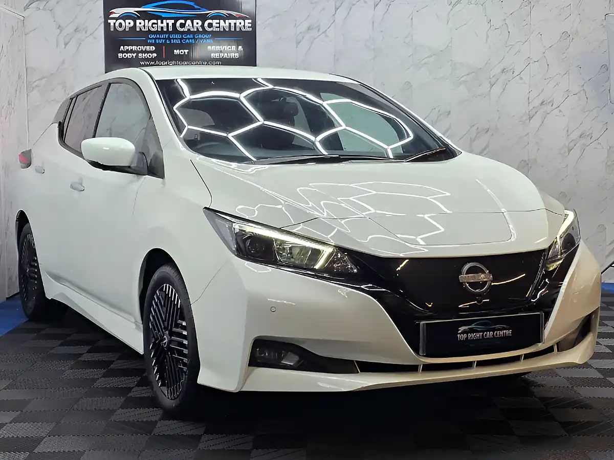Used 2023 Nissan Leaf Shiro White - Front View