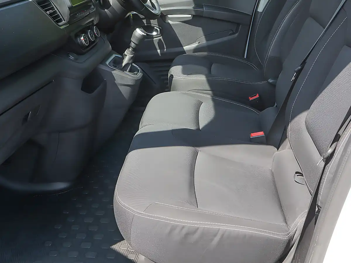Used 2023 Nissan Primastar 30 Tekna White - Interior and Exterior details 13