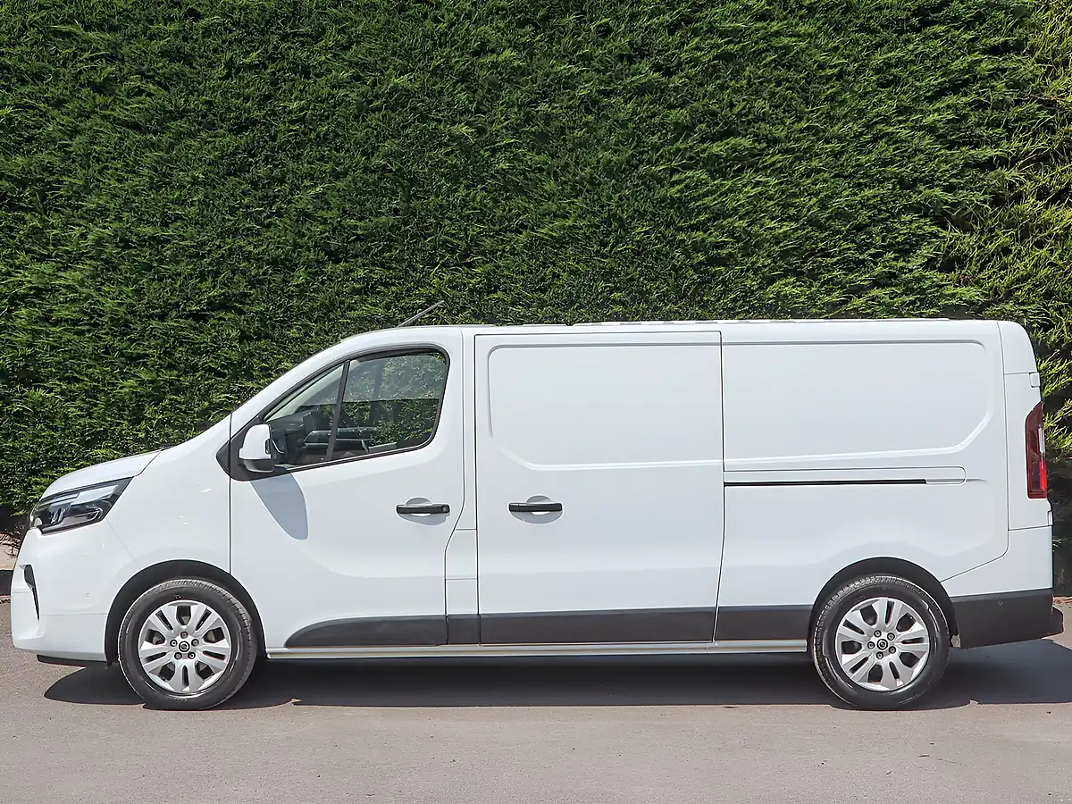 Used 2023 Nissan Primastar 30 Tekna White - Interior and Exterior details 2