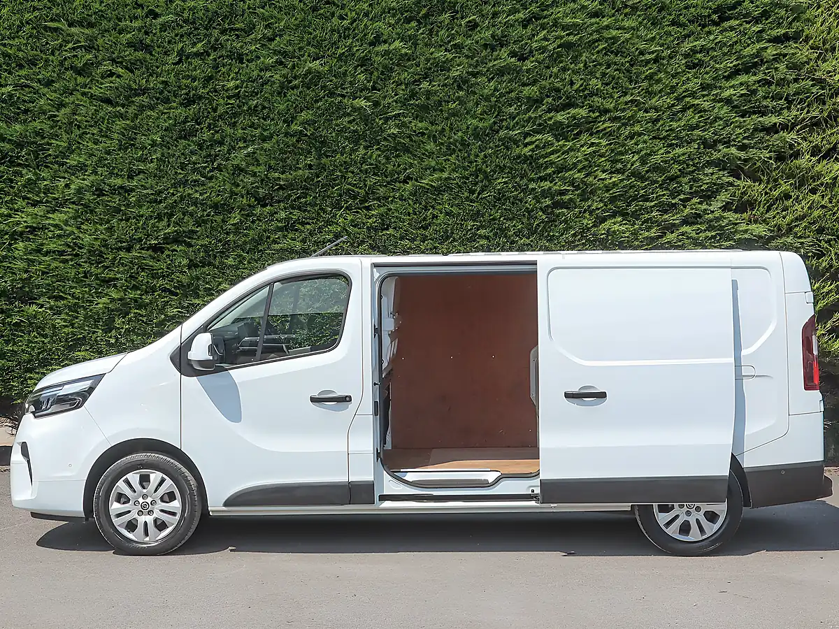 Used 2023 Nissan Primastar 30 Tekna White - Interior and Exterior details 3