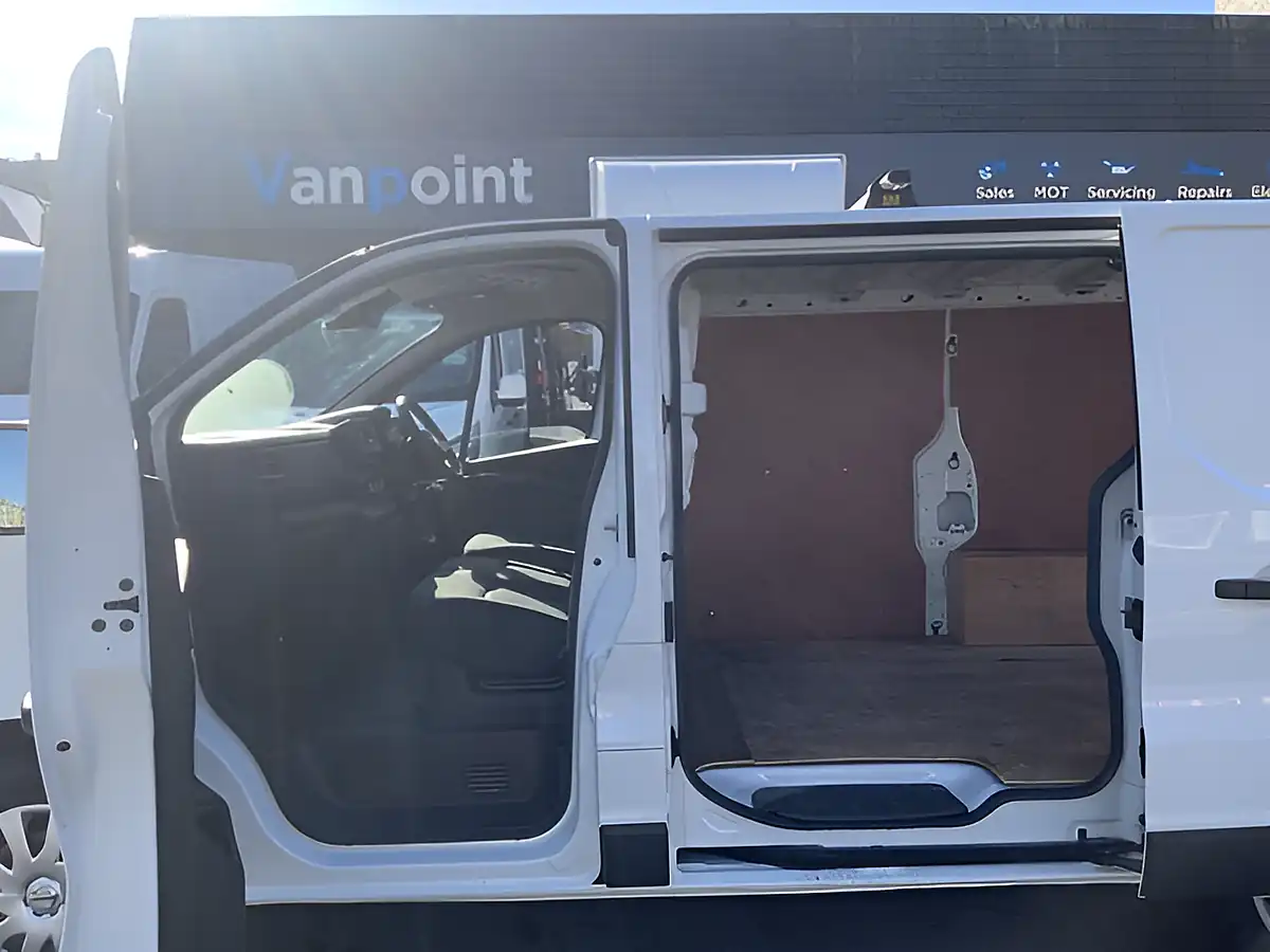 Used 2023 Nissan Primastar Acenta White - Interior and Exterior details 10