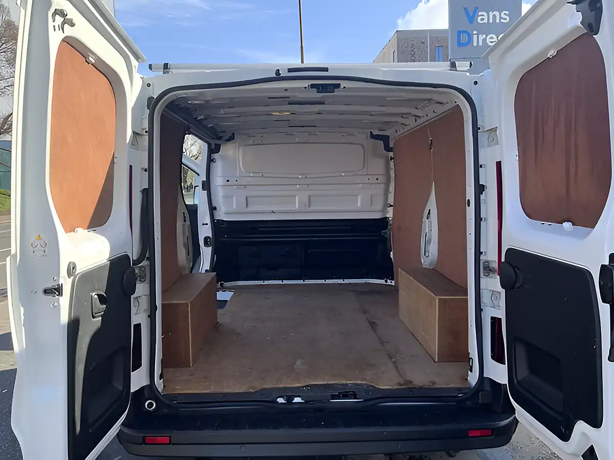 Used 2023 Nissan Primastar Acenta White - Interior and Exterior details 11