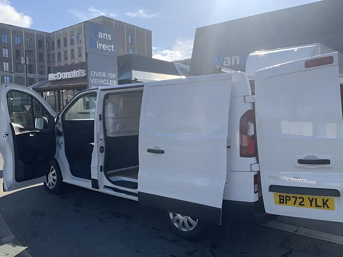 Used 2023 Nissan Primastar Acenta White - Interior and Exterior details 12