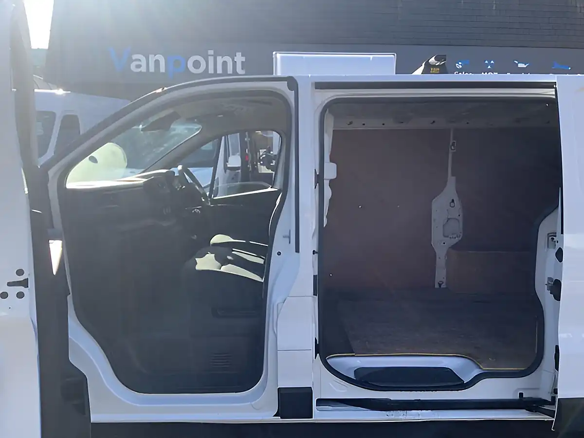 Used 2023 Nissan Primastar Acenta White - Interior and Exterior details 13