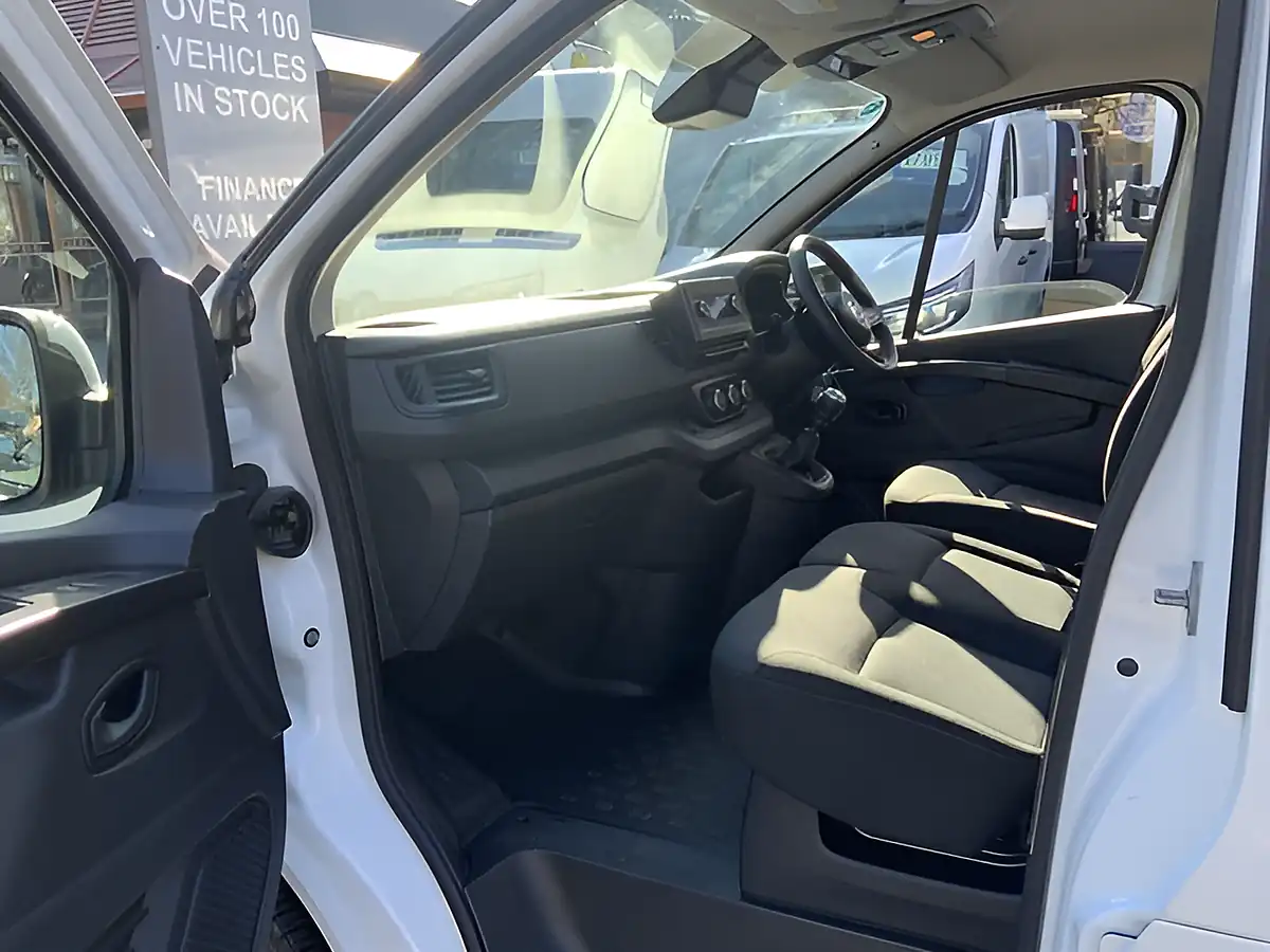 Used 2023 Nissan Primastar Acenta White - Interior and Exterior details 14