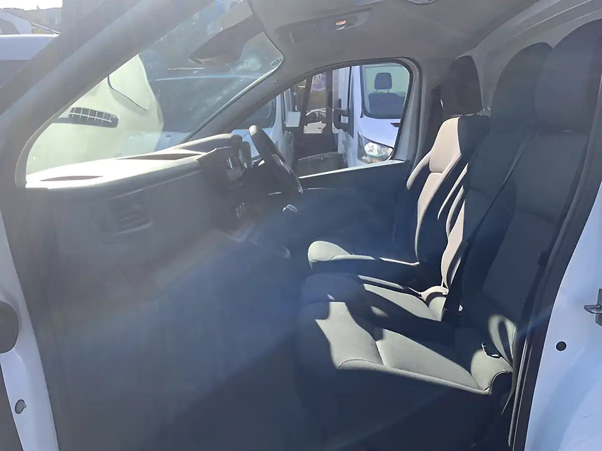 Used 2023 Nissan Primastar Acenta White - Interior and Exterior details 15