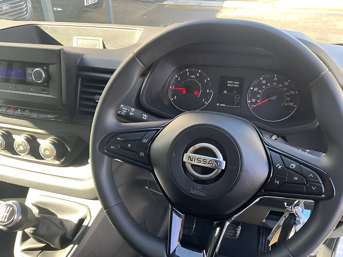 Used 2023 Nissan Primastar Acenta White - Interior and Exterior details 16
