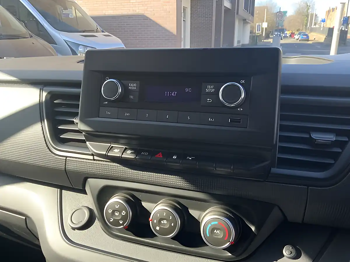 Used 2023 Nissan Primastar Acenta White - Interior and Exterior details 17