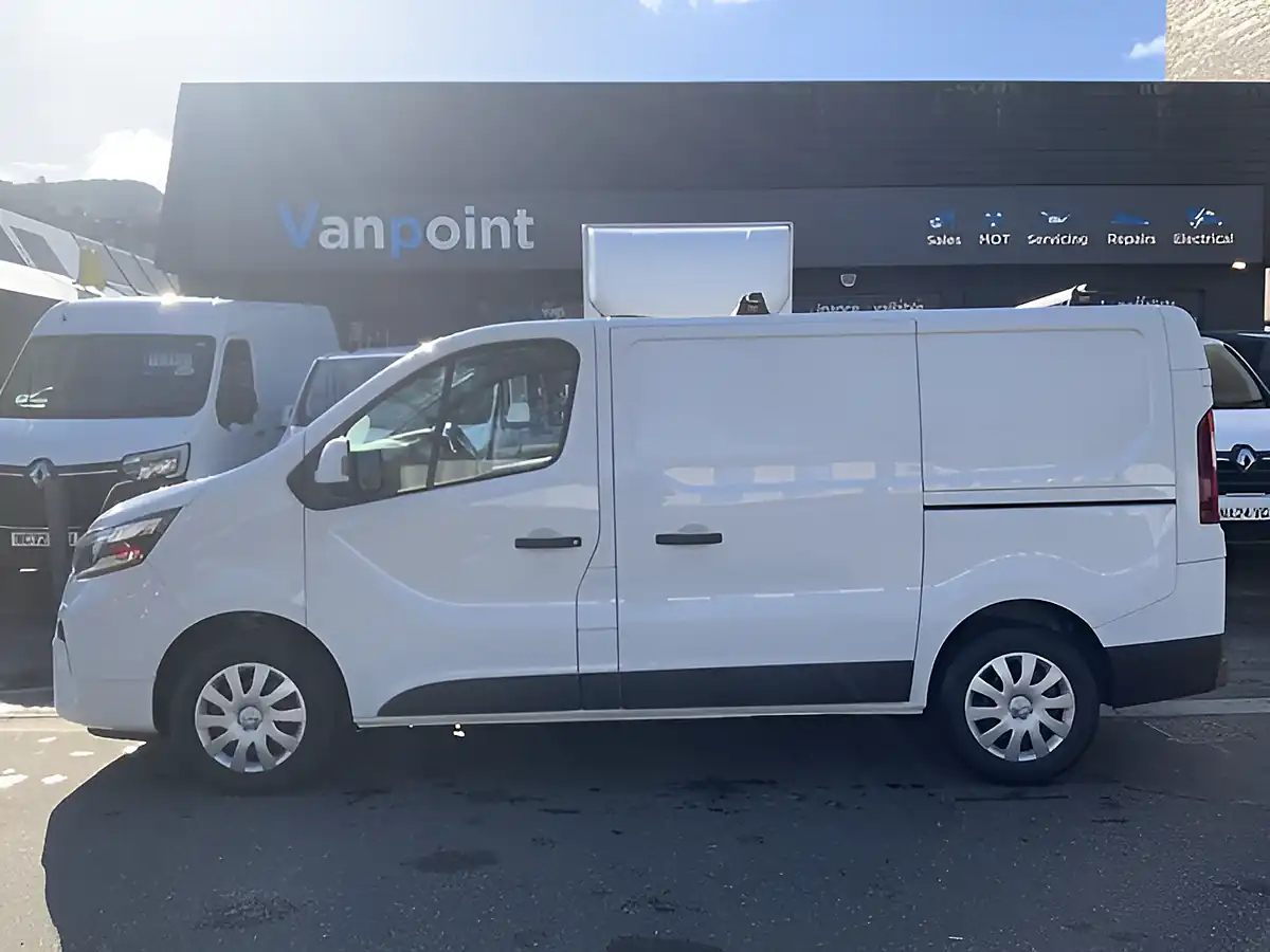 Used 2023 Nissan Primastar Acenta White - Interior and Exterior details 8