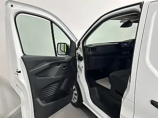 Used 2023 Nissan Primastar Acenta White - Interior and Exterior details 11