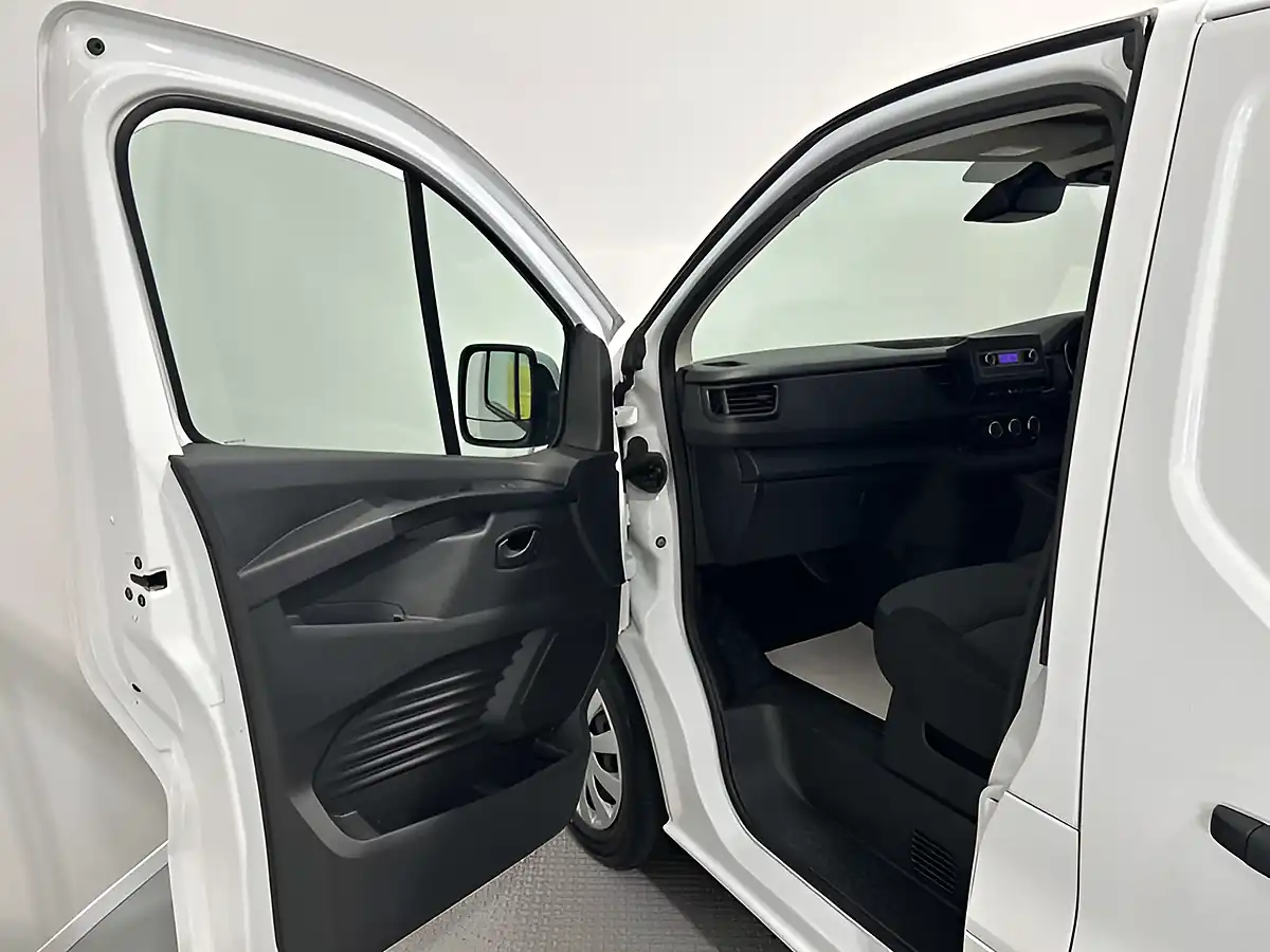 Used 2023 Nissan Primastar Acenta White - Interior and Exterior details 11