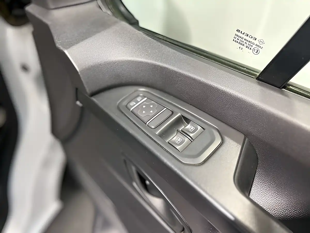 Used 2023 Nissan Primastar Acenta White - Interior and Exterior details 16
